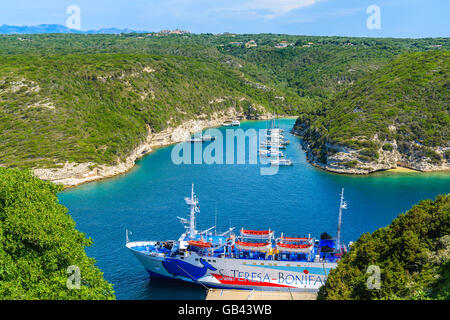 Korsika, Frankreich - 23. Juni 2015: Fähre in Bonifacio Hafen wartet auf seine tägliche Kreuzfahrt nach Santa Teresa - Anschluss am Wiehern Stockfoto