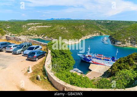 Korsika, Frankreich - 23. Juni 2015: PKW Parkplatz und Fähre Boot in Bonifacio Hafen warten auf seiner täglichen Fahrt nach Santa Teres Stockfoto