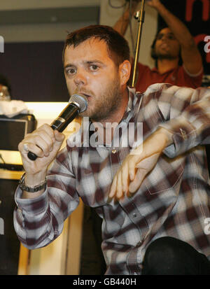 Mike Skinner of the Streets gibt einen Instore-Gig, um die Veröffentlichung seines neuen Albums 'Everything is Borriord' im HMV in der Oxford Street im Zentrum Londons zu promoten. Stockfoto