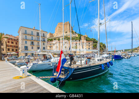Hafen von BONIFACIO, Korsika - 23. Juni 2015: Yacht Boote im Hafen von Bonifacio auf der südlichen Küste von Korsika. Diese Stadt ich Stockfoto