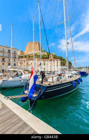 BONIFACIO, Korsika - 23. Juni 2015: Segelboote im Hafen von Bonifacio. Diese Stadt ist berühmt für die mittelalterliche Zitadelle und ist sehr Stockfoto