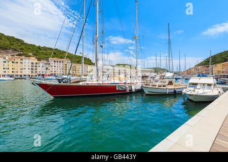 BONIFACIO, Korsika - 23. Juni 2015: Segelboote im Hafen von Bonifacio. Diese Stadt ist berühmt für die mittelalterliche Zitadelle und ist sehr Stockfoto