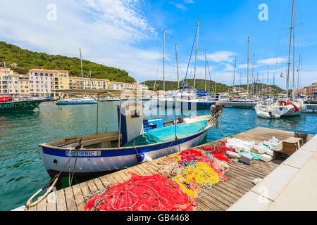 BONIFACIO, Korsika - 23. Juni 2015: typisches altes Fischerboot im Hafen von Bonifacio. Diese Stadt ist berühmt für die mittelalterliche Zitadelle ein Stockfoto