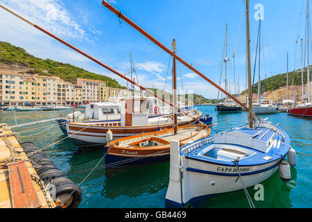 BONIFACIO, Korsika - 23. Juni 2015: typische Fischerboote im Hafen von Bonifacio. Diese Stadt ist berühmt für die mittelalterliche Zitadelle und Stockfoto