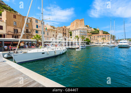 Hafen von BONIFACIO, Korsika - 23. Juni 2015: Segelboote im Hafen von Bonifacio an sonnigen Sommertag, Korsika, Frankreich. CORS Stockfoto