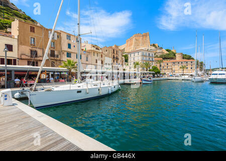 BONIFACIO, Korsika - 23. Juni 2015: Katamaran Boot im Hafen von Bonifacio. Diese Stadt ist berühmt für die mittelalterliche Zitadelle und ist sehr Stockfoto