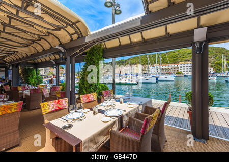 Hafen von BONIFACIO, Korsika - 23. Juni 2015: Restaurant Tische in Bonifacio Hafen, am meisten besuchte Touristenattraktion auf Korsika ich Stockfoto