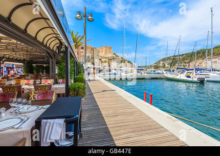 Hafen von BONIFACIO, Korsika - 23. Juni 2015: Restaurant Tische in Bonifacio Hafen, am meisten besuchte Touristenattraktion auf Korsika ich Stockfoto