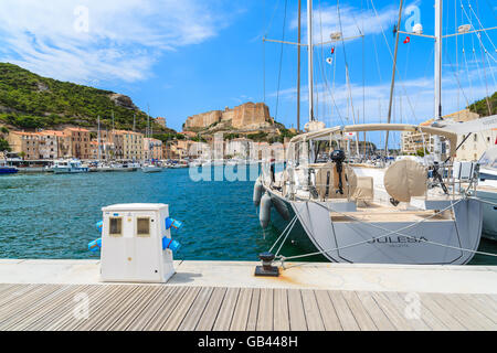 Hafen von BONIFACIO, Korsika - 23. Juni 2015: Luxus-Yacht Boot ankern im Hafen von Bonifacio, die berühmte Stadt an der Südküste ist Stockfoto