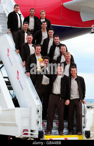 Golf - European Ryder Cup Team - Flughafen Louisville. Das Ryder Cup-Team kommt mit der Trophäe am Flughafen Louisville, Kentucky, USA an. Stockfoto
