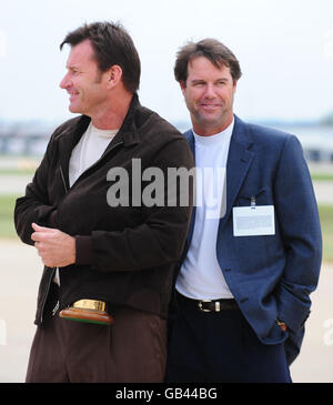 Kapitän des Ryder Cup-Teams Nick Faldo (links) kommt mit der Trophäe am Louisville Airport, Kentucky, USA an. Stockfoto