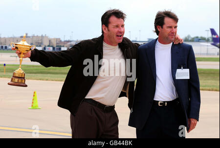 Der amerikanische Kapitän Paul Azinger begrüßt den Kapitän des europäischen Ryder Cup Teams Nick Faldo (links) mit der Trophäe am Flughafen Louisville, Kentucky, USA. Stockfoto