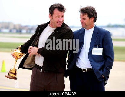 Der amerikanische Kapitän Paul Azinger begrüßt den Kapitän des europäischen Ryder Cup Teams Nick Faldo (links) mit der Trophäe am Flughafen Louisville, Kentucky, USA. Stockfoto