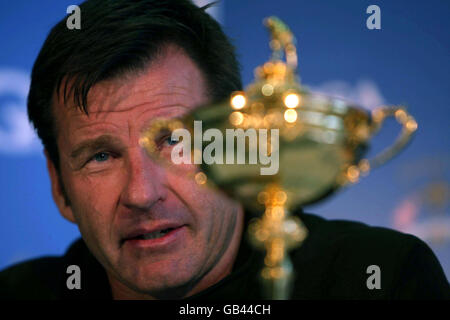 Kapitän Nick Faldo (links) mit dem Ryder Cup bei einer Pressekonferenz im Kentucky Exposition Center in Louisville, Kentucky, USA. Stockfoto