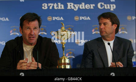 Der amerikanische Kapitän Paul Azinger und der europäische Kapitän Nick Faldo (links) beim Ryder Cup während einer Pressekonferenz im Kentucky Exposition Center in Louisville, Kentucky, USA. Stockfoto