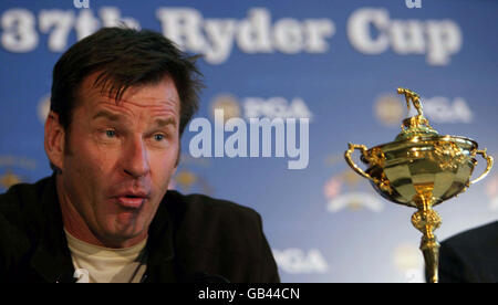 Kapitän Nick Faldo mit dem Ryder Cup während einer Pressekonferenz im Kentucky Exposition Center in Louisville, Kentucky, USA. Stockfoto