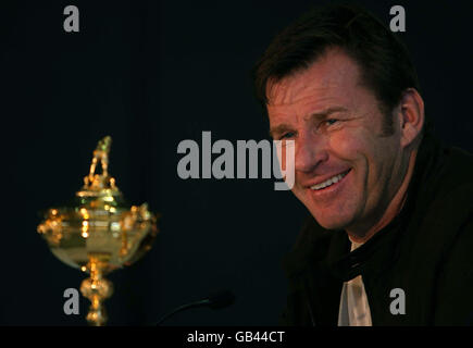 Kapitän Nick Faldo (links) mit dem Ryder Cup bei einer Pressekonferenz im Kentucky Exposition Center in Louisville, Kentucky, USA. Stockfoto