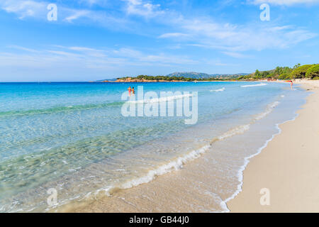 Nicht identifizierte paar Leute gehen im Wasser auf Palombaggia Strand, Korsika, Frankreich Stockfoto