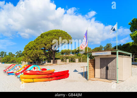 PALOMBAGGIA Strand, Korsika - 24. Juni 2015: Kajaks am berühmten Palombaggia Strand Süd Küste von Korsika, Frankreich. Stockfoto