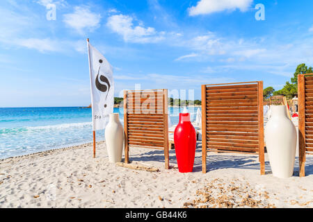 PALOMBAGGIA Strand, Korsika - 24. Juni 2015: Sonnenliege auf auf sandigen Palombaggia Strand, Korsika, Frankreich. Stockfoto