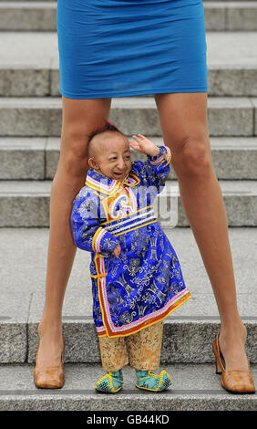 Der kleinste Mann der Welt, He Pingping, und die Frau mit den längsten Beinen der Welt, Svetlana Pankratova, beide feiern den Start der Ausgabe 2009 der Guinness-Weltrekorde in Trafalgar Square, London. Stockfoto