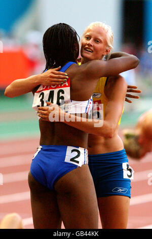 Frankreichs Silbermedaillengewinnerin Eunice Barber (l) gratuliert Schwedens Goldmedaillengewinnerin Carolina Kluft Stockfoto