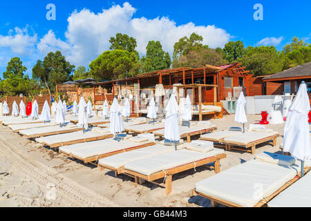 PALOMBAGGIA Strand, Korsika - 23. Juni 2015: Sonnenliegen vor einem Restaurant auf Palombaggia Sandstrand, Insel Korsika, F Stockfoto