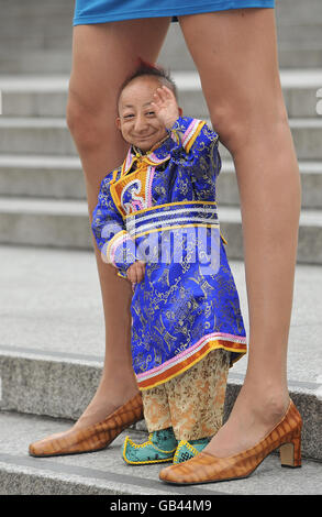 Der kleinste Mann der Welt, He Pingping, und die Frau mit den längsten Beinen der Welt, Svetlana Pankratova, beide feiern den Start der Ausgabe 2009 der Guinness-Weltrekorde in Trafalgar Square, London. Stockfoto