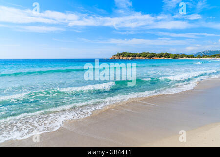 Meereswellen an wunderschönen Palombaggia Strand, Korsika, Frankreich Stockfoto