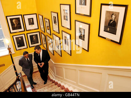 Der pakistanische Präsident Asif Ali Zardari und der britische Premierminister Gordon Brown in der Downing Street 10, London, trafen sich zu Gesprächen. Stockfoto