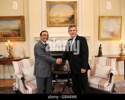 Der pakistanische Präsident Asif Ali Zardari und der britische Premierminister Gordon Brown in der Downing Street 10, London, trafen sich zu Gesprächen. Stockfoto