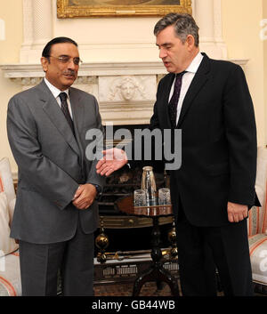 Der pakistanische Präsident Asif Ali Zardari und der britische Premierminister Gordon Brown in der Downing Street 10, London, trafen sich zu Gesprächen. Stockfoto