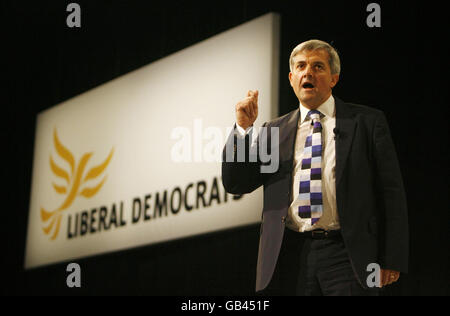 Liberaldemokrat Innenminister Chris Huhne während seiner Rede in Bournemouth, wo die Partei ihre Jahreskonferenz abhält. Stockfoto