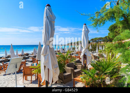 PALOMBAGGIA Strand, Korsika - 24. Juni 2015: Sonnenschirme, Sonnenliegen und Café Bar Tische am Strand von Palombaggia, Corsica islan Stockfoto