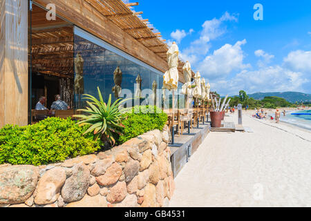 SAINT-CYPRIEN, Korsika - 24. Juni 2015: Restaurantgebäude am schönen Sandstrand in Saint Cyprien Küstenstadt, Corsic Stockfoto