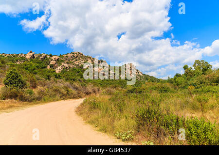 Eine Schotterstraße zum Strand von Roccapina in Berglandschaft der Insel Korsika, Frankreich Stockfoto