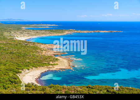 Blick auf schönen einsamen Strand und blauen Meer auf die Küste von Korsika, Frankreich Stockfoto