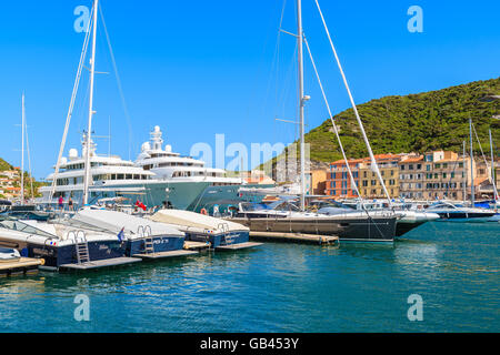Hafen von BONIFACIO, Korsika - 24. Juni 2015: Luxus-Boote ankern in Bonifacio Hafen mit bunten Häusern im Hintergrund. Boni Stockfoto