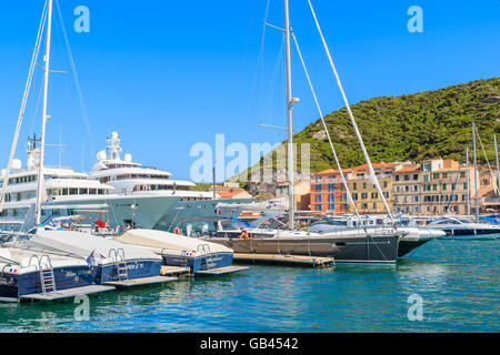 Hafen von BONIFACIO, Korsika - 24. Juni 2015: Luxus-Boote ankern in Bonifacio Hafen mit bunten Häusern im Hintergrund. Boni Stockfoto