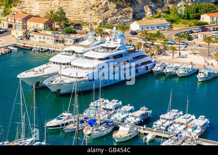 Hafen von BONIFACIO, Korsika - 24. Juni 2015: zwei große Luxus Motorboote anlegen in Bonifacio Stadt, die berühmten touristischen de Stockfoto