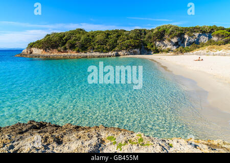 Nicht identifizierte junge paar entspannende auf Petit Sperone Strand, Korsika, Frankreich Stockfoto