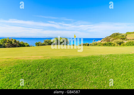 Korsika, Frankreich - 25. Juni 2015: Grüne Grasfläche am Golfplatz Spielfläche auf Korsika, Frankreich. Stockfoto