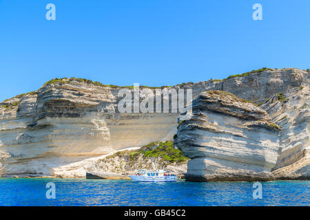 Korsika, Frankreich - 25. Juni 2015: Touristenboot auf Kreuzfahrt auf dem Meer in der Nähe von Bonifacio Klippe Kalkfelsen. Bonifacio ist die meisten visite Stockfoto