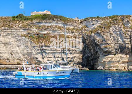 Korsika, Frankreich - 25. Juni 2015: Touristenboot auf Kreuzfahrt auf See in der Nähe von Bonifacio Klippe Kalkfelsen. Bonifacio ist die meisten v Stockfoto