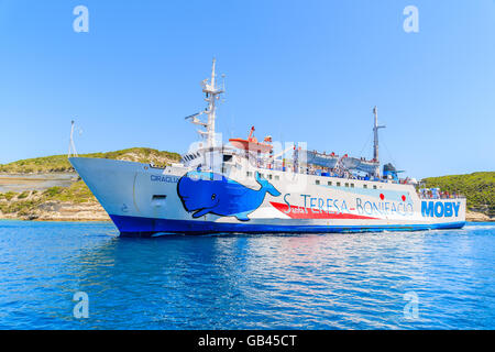 Korsika, Frankreich - 25. Juni 2015: Fähre Abfahrt Bonifacio Hafen für seine tägliche Kreuzfahrt nach Santa Teresa - Port auf neighb Stockfoto