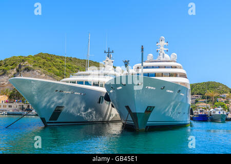 Hafen von BONIFACIO, Korsika - 25. Juni 2015: zwei große Yacht Boote ankern im Hafen von Bonifacio. Stadt zieht viele wohlhabende und Stockfoto