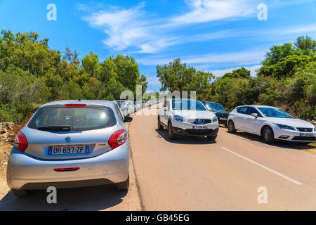 Korsika, Frankreich - 25. Juni 2015: Schlange von Autos parken entlang einer Straße zum Strand in der Nähe von Bonifacio Stadt im Hochsaison im Sommer, Cor Stockfoto