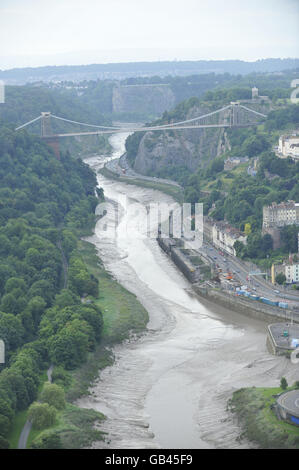 Ein allgemeiner Blick auf die Clifton Suspension Bridge, die Avon Gorge und den Fluss Avon unter dem Fluss, der während eines Fluges über Bristol im Rahmen der Balloon Fiesta am Ashton Court aufgenommen wurde. Stockfoto