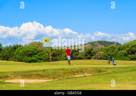 Korsika, Frankreich - 25. Juni 2015: Golfer auf der grünen Wiese des Golfplatzes Spielfläche auf Korsika, Frankreich. Stockfoto