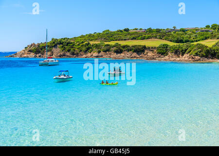 Korsika, Frankreich - 25. Juni 2015: Boote und Kajaks auf türkisfarbenes Meerwasser des Grande Sperone Bucht, Insel Korsika, Frankreich. Stockfoto